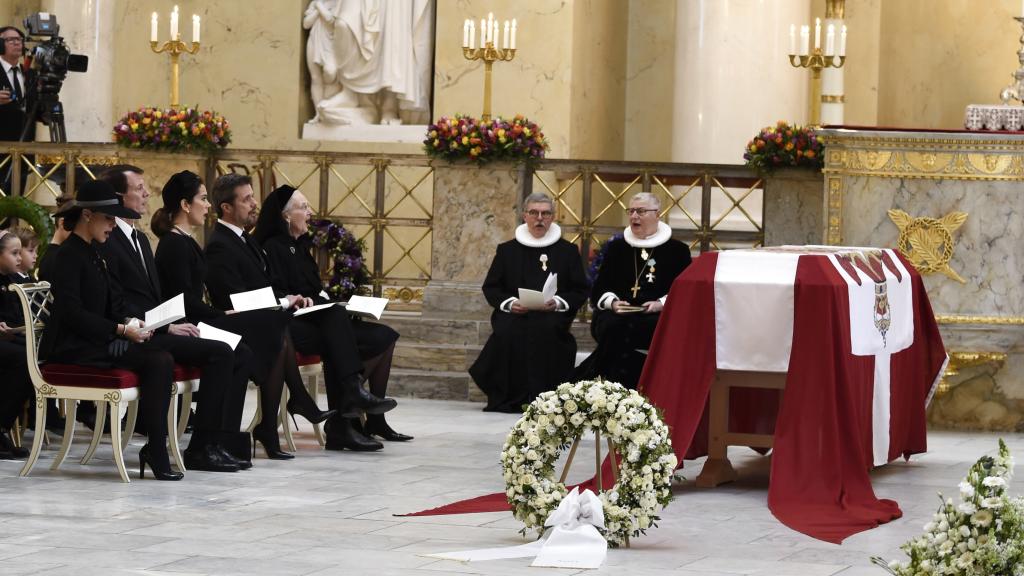 Familiares y amigos despiden a Henrik de Dinamarca.
