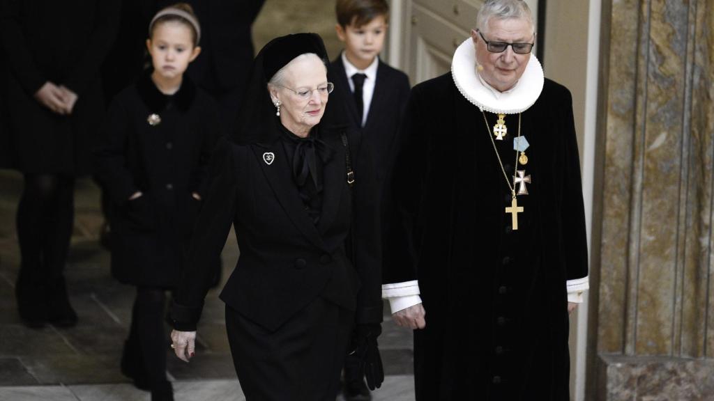 La reina Margarita II de Dinamarca a la salida del templo.