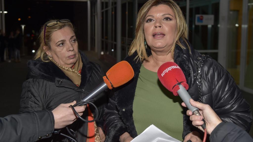 Carmen Borrego y Terelu Campos en las puertas del hospital.