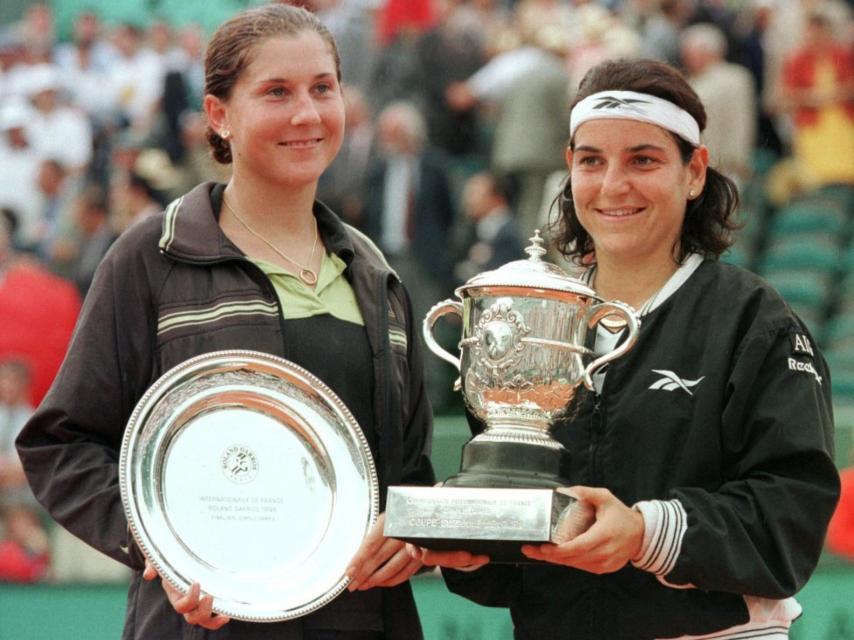 Sánchez Vicario posa con uno de sus grandes trofeos.