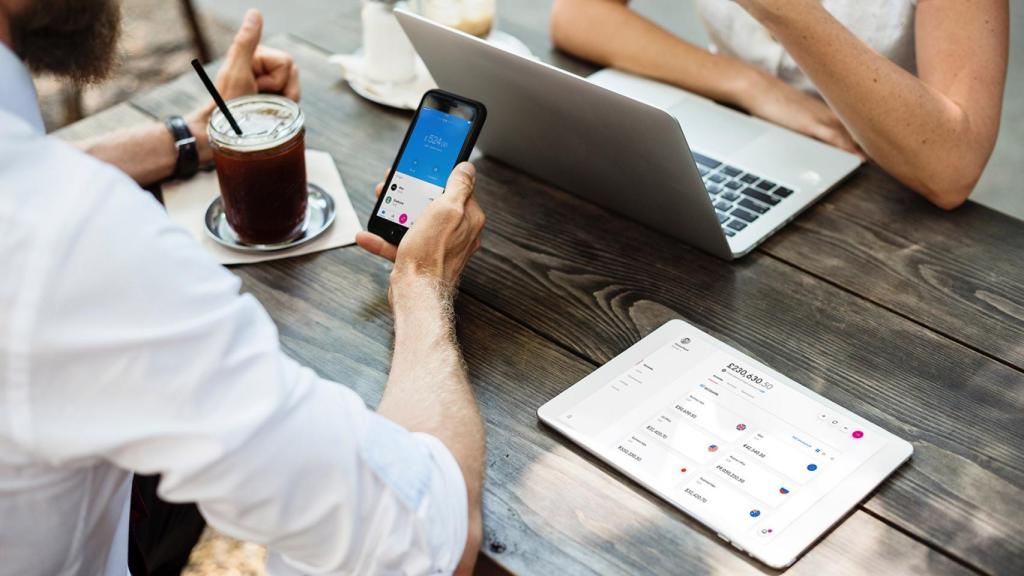 Personas comprobando sus finanzas personales.