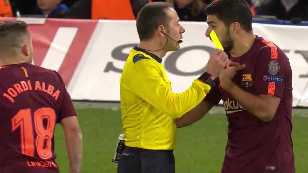 Çakir le saca la amarilla a Luis Suárez. Foto: Twitter (@chirichampions)