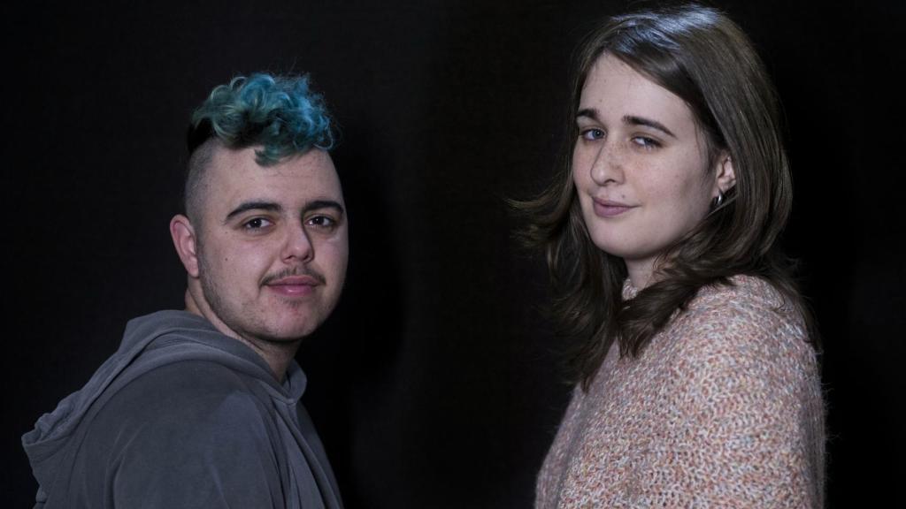 África y Adrián, veintidós años. Universitarios de Sociología y Comunicación Audiovisual, respectivamente.