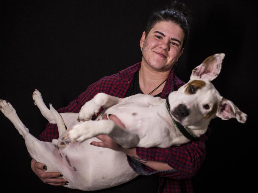 Gabriel, 23 años. Desempleado. Busca trabajo cada día a través de plataformas online.