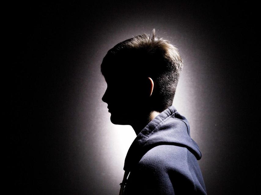 Ángel desea operarse. En Andalucía la intervención es gratuita para mayores de 18 años.