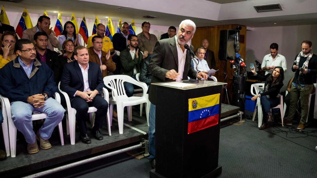 El coordinador político de la Mesa de Unidad Democrática (MUD), Ángel Oropeza, en rueda de prensa.