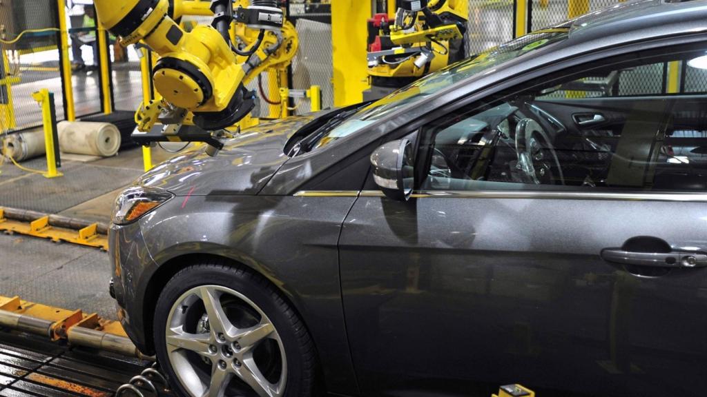 Un robot en una planta de montaje de Ford.