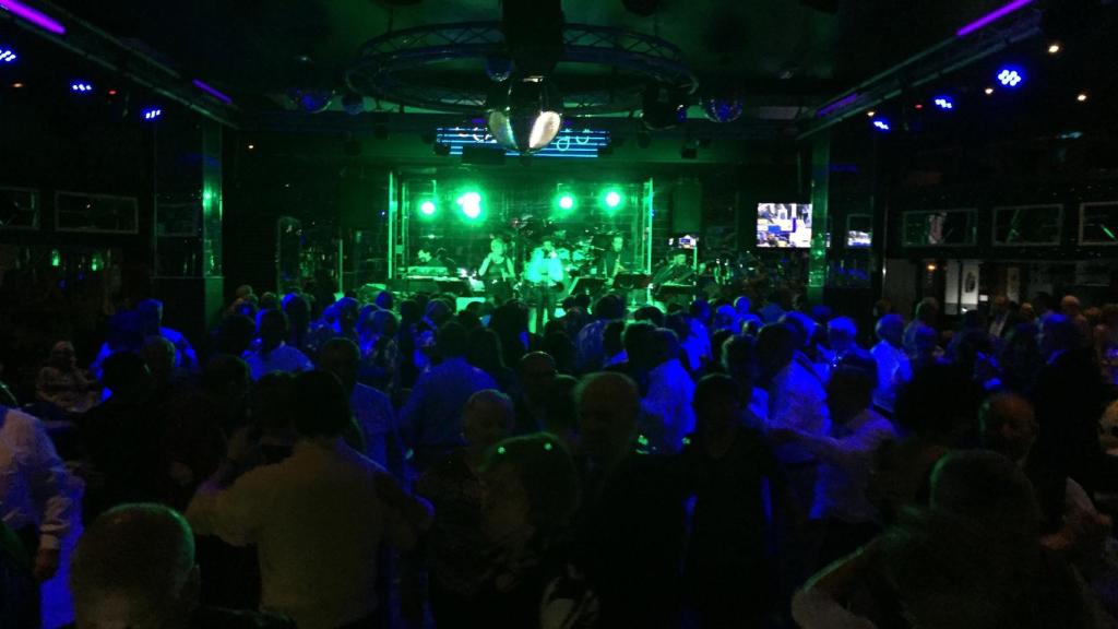Panorámica de la discoteca recién estrenada la fiesta.