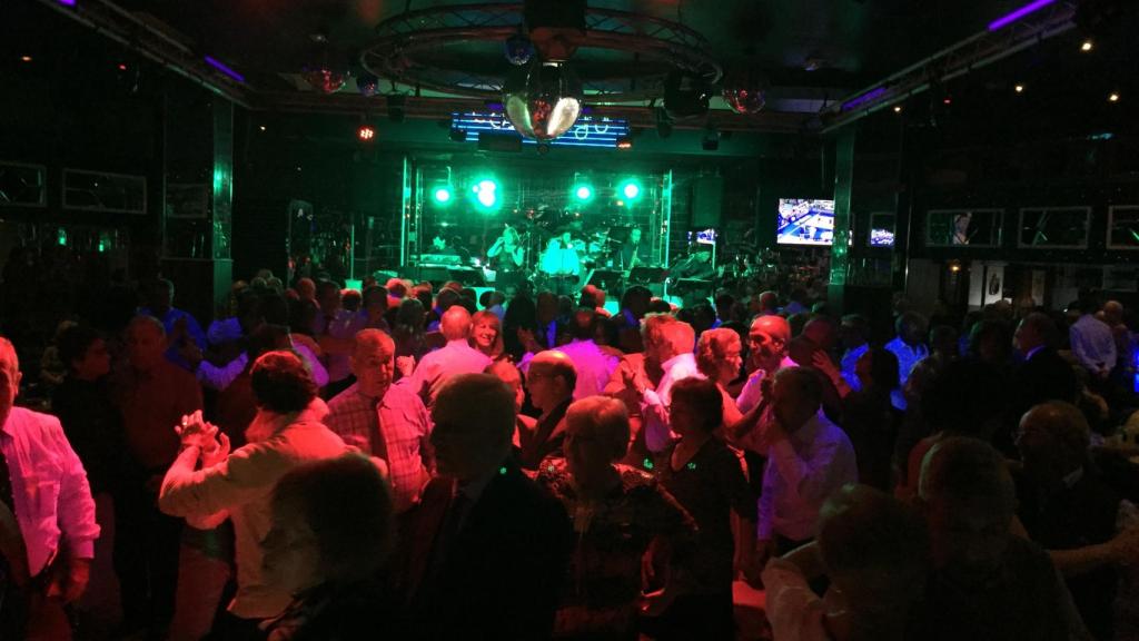 Perspectiva del baile agarrado en el Golden.