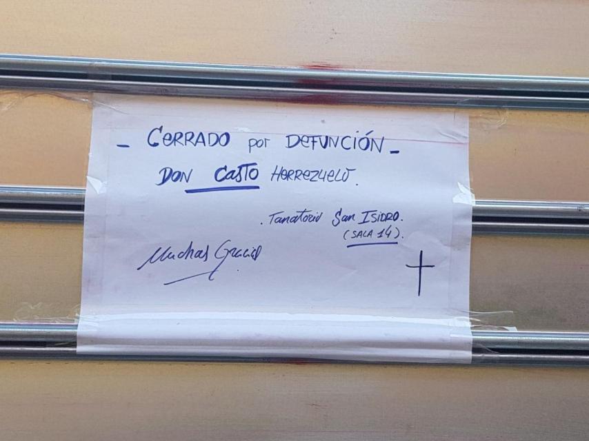 Cartel del cierre por defunción colocado esta tarde.