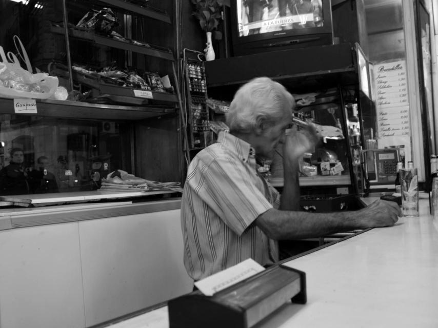 Casto, sobre la que ha sido su barra durante más de 60 años.