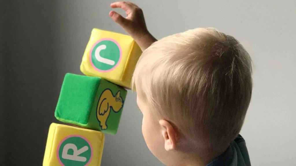 juguetes-niño-cubos-letras