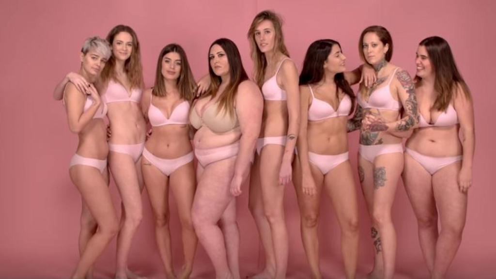 A la izquierda Laura Escanes,  Alba Paúl y Dulceida con amigas.