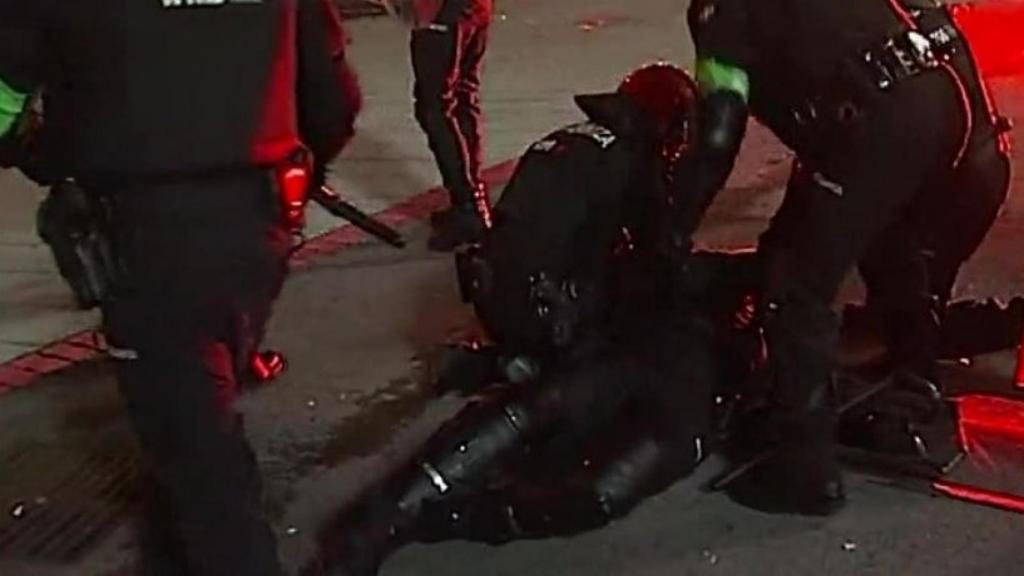 Un ertzaina muere en los incidentes entre ultras del Athletic y el Spartak. Foto: Twitter (@elchiringuitotv).