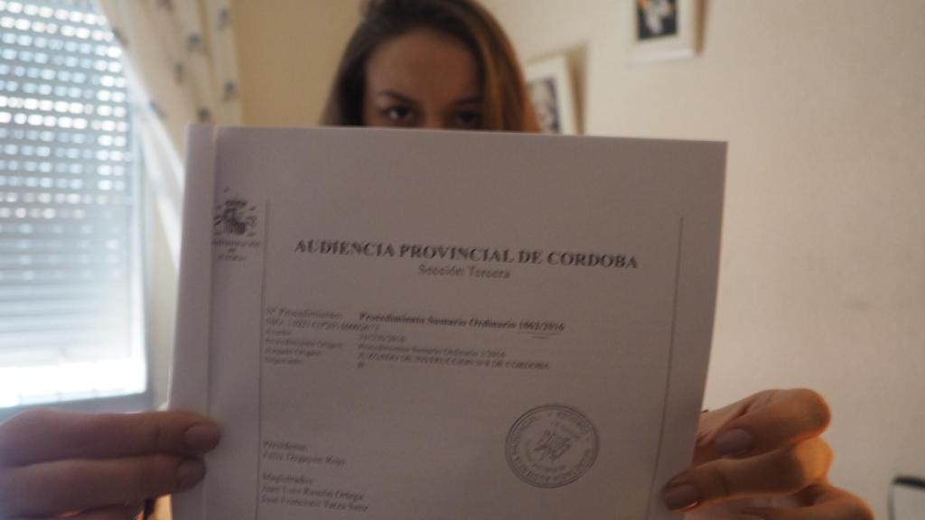 Claudia muestra la sentencia en la que se condena a su cuñado.