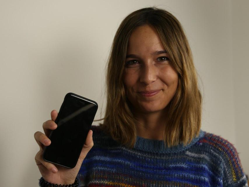 A Cande le fueron fallando un Iphone detrás de otro.