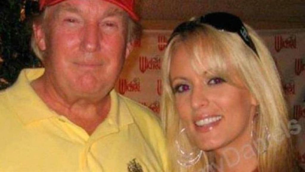 Imagen junto a Donald Trump, adquirida de su MySpace.  Redes sociales.