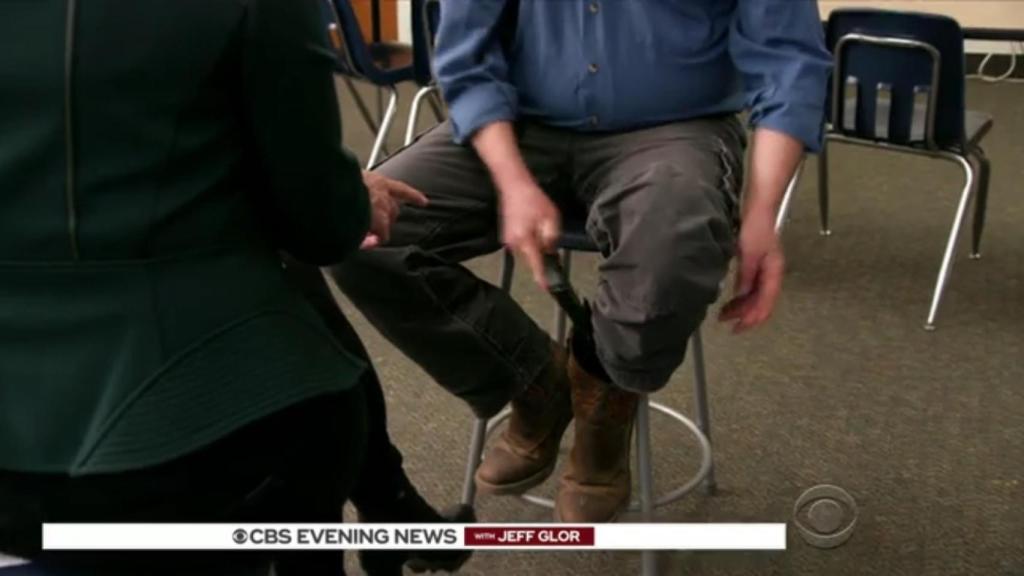 Karl Donnelson guarda el arma en su bota vaquera.