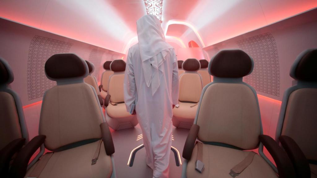 El transporte del futuro. El prototipo de cápsula de Hyperloop, un medio de transporte que alcanzaría los 1.200 km/h,  presentado en Dubai. REUTERS/Christopher Pike