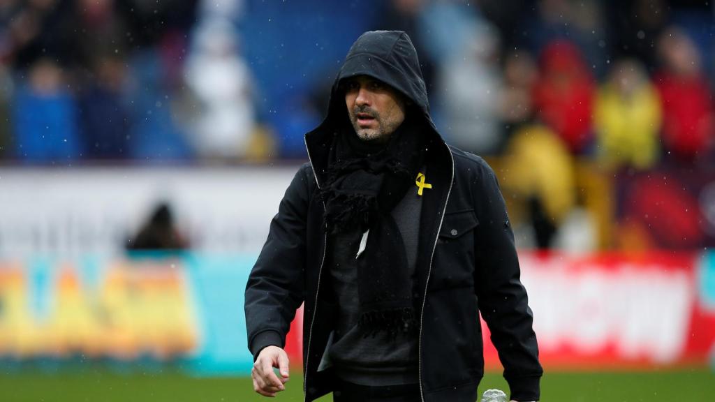 Guardiola, con el lazo amarillo, en un partido del City.