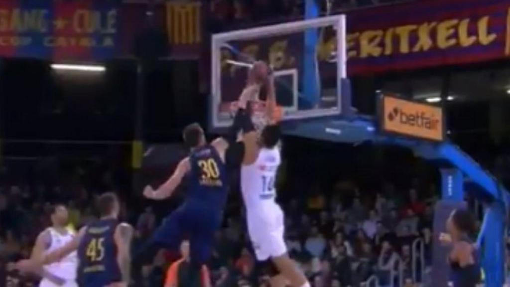 Mate de Gustavo Ayón