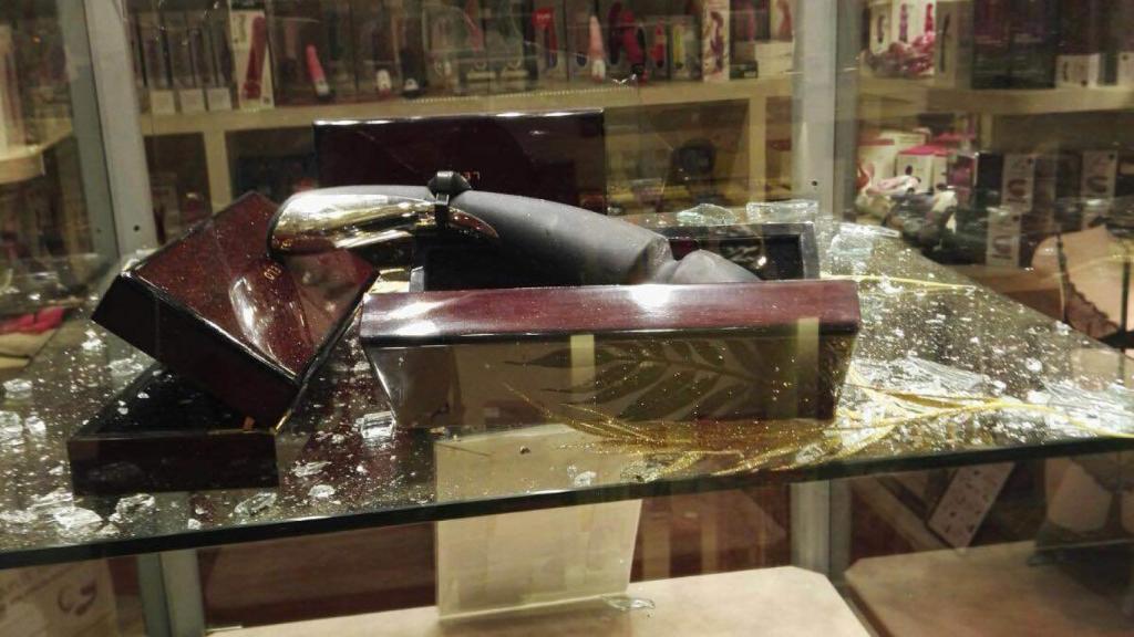 La vitrina que albergaba los juguetes de lujo fue destruida por un consolador-bumerán