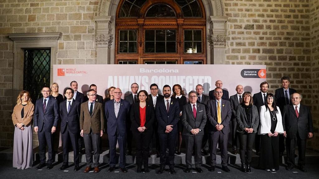 Lassalle, secretario de Estado, con chaqueta marrón, a la derecha de Colau, Torrent y Millo.