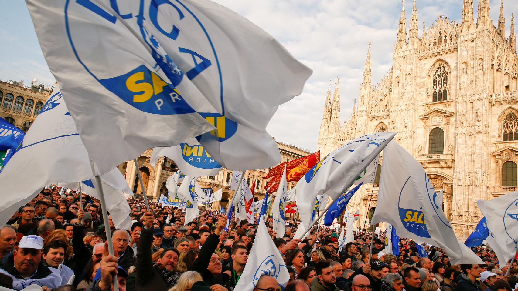 Seguidores de la Liga Norte, en un mitin de Matteo Salvini en Milán.