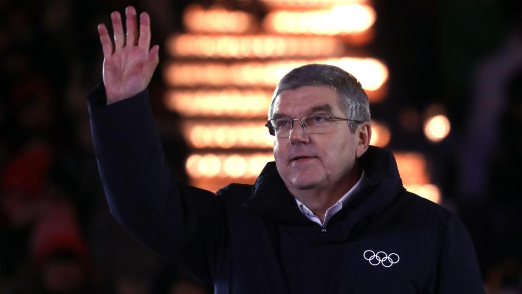 Thomas Bach, presidente del COI, saluda a los aficionados