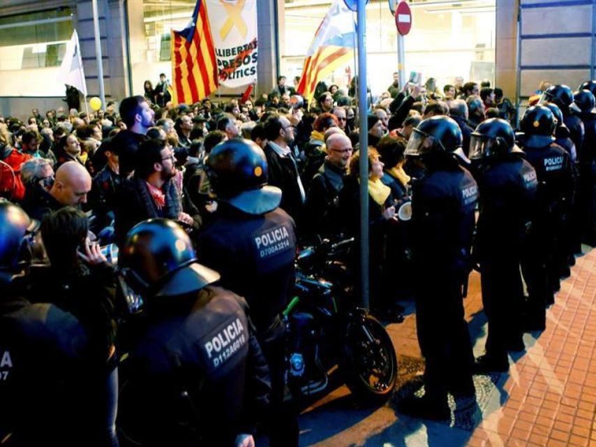 Manifestantes concentrados en los alrededores del Palau de la Música.