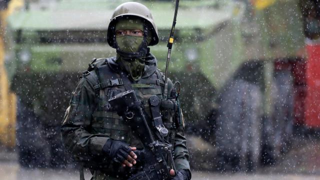 Un soldado en las calles de Rio de Janeiro.