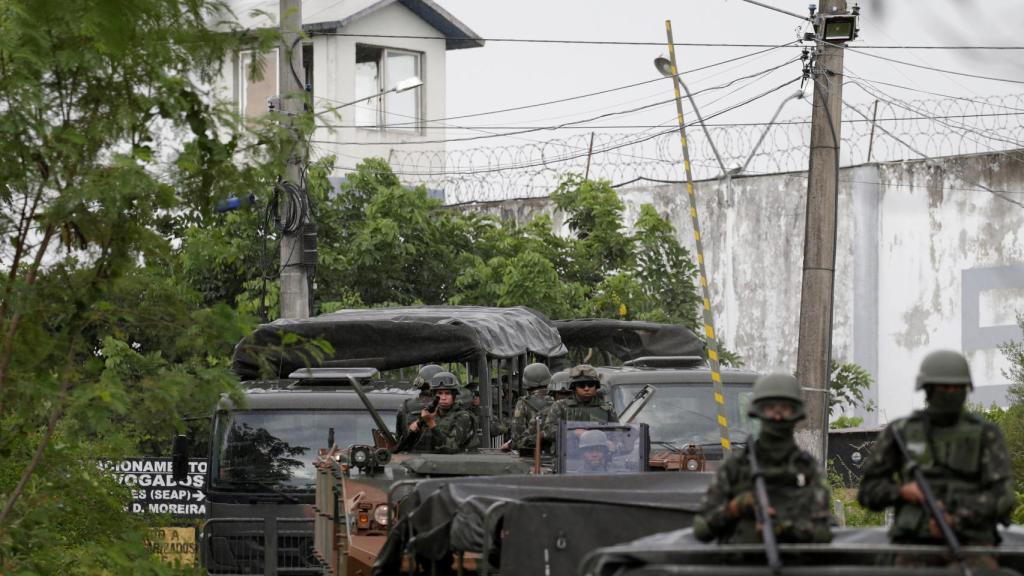 El ejército patrulla las calles de una favela.