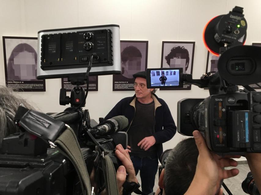 Rodeado de cámaras y fotógrafos.