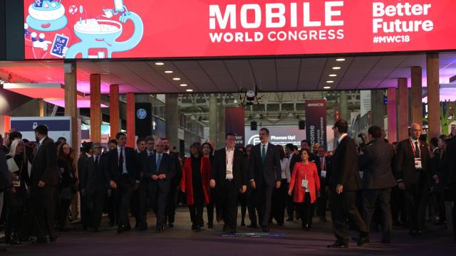 Soraya intenta transmitir tranquilidad en el MWC ante la amenaza de Dubái