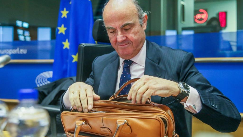 El ministro de Economía, Luis de Guindos, durante su examen en la Eurocámara
