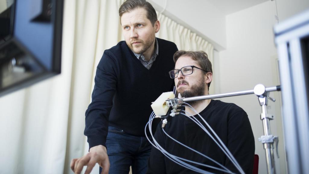 Jonas Olofsson preparando uno de los experimentos en la Universidad de Estocolmo.