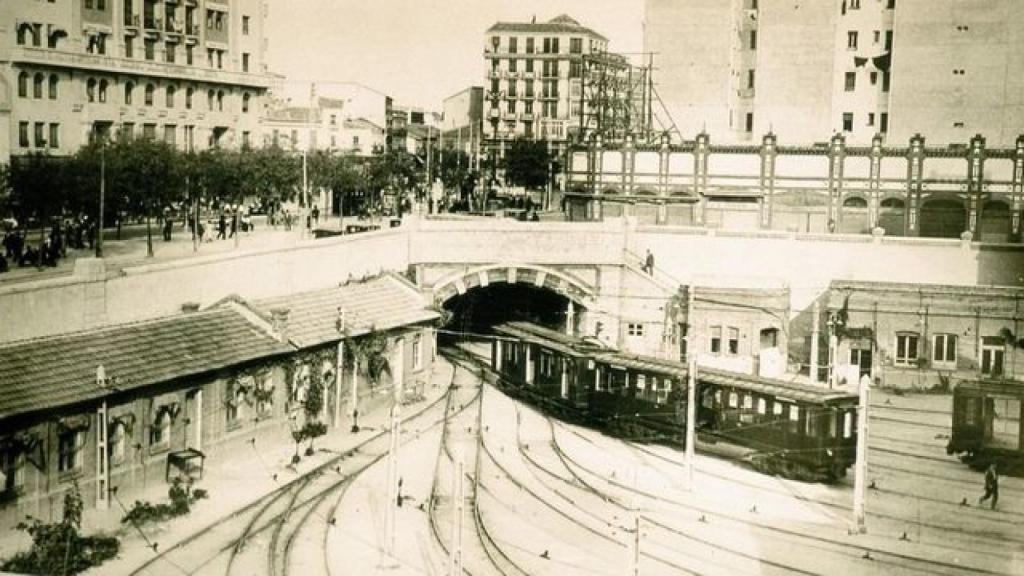 Boca de metro desde las cocheras.