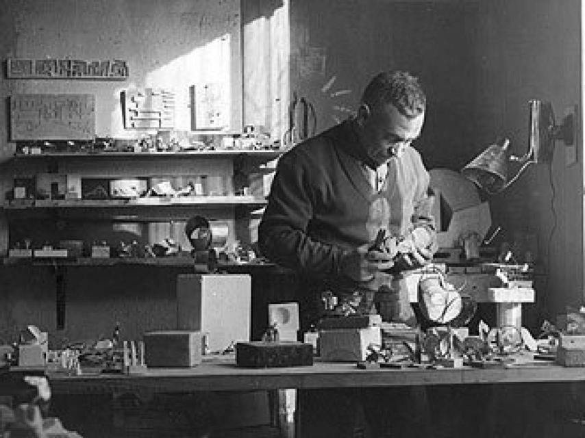 Oteiza trabajando en su Laboratorio Experimental.