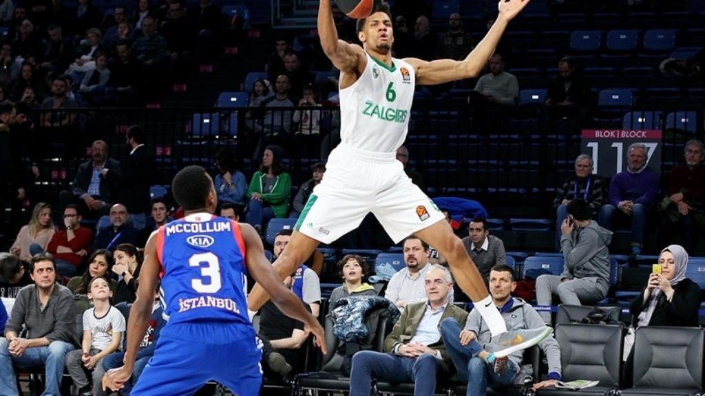 Toupane intenta capturar el balón en el último partido europeo del Zalgiris.