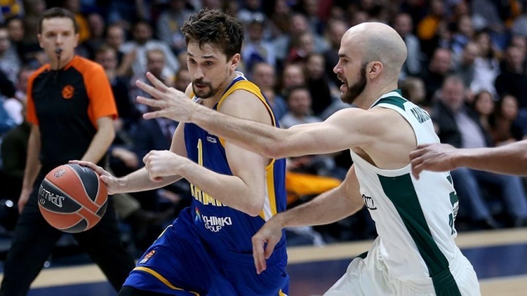 Shved intenta superar a Calathes en el último partido del Khimki.