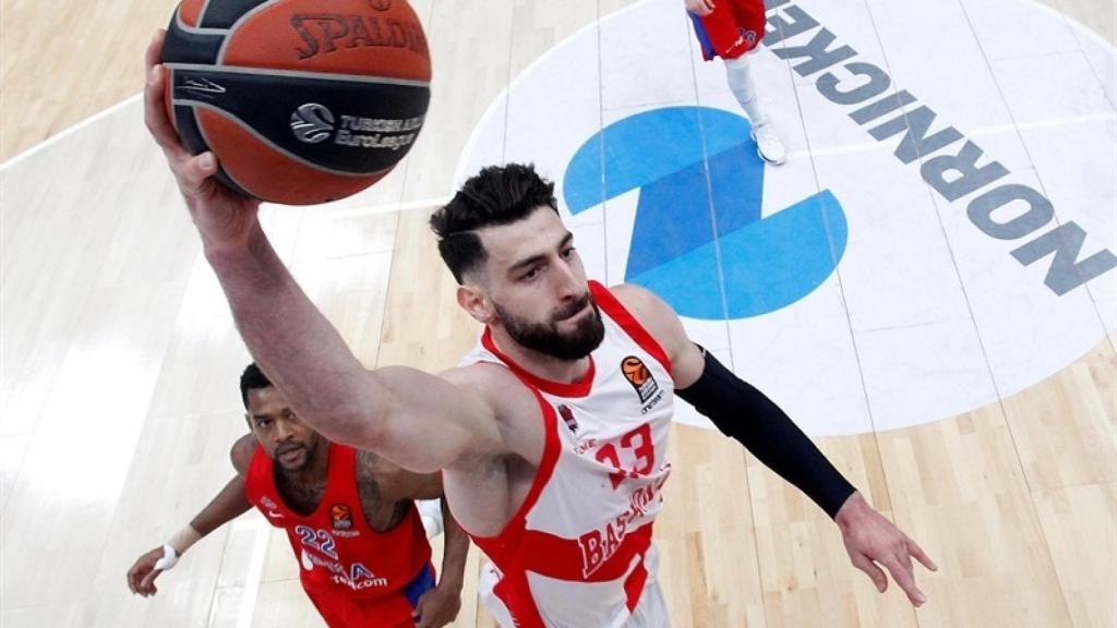 Toko Shengelia vuela hacia el aro en el último partido del Baskonia.