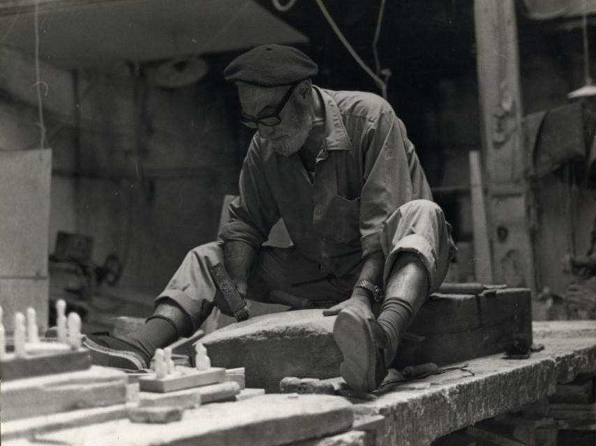 Oteiza en pleno trabajo de la Estela para el Camino de Santiago, en los setenta.
