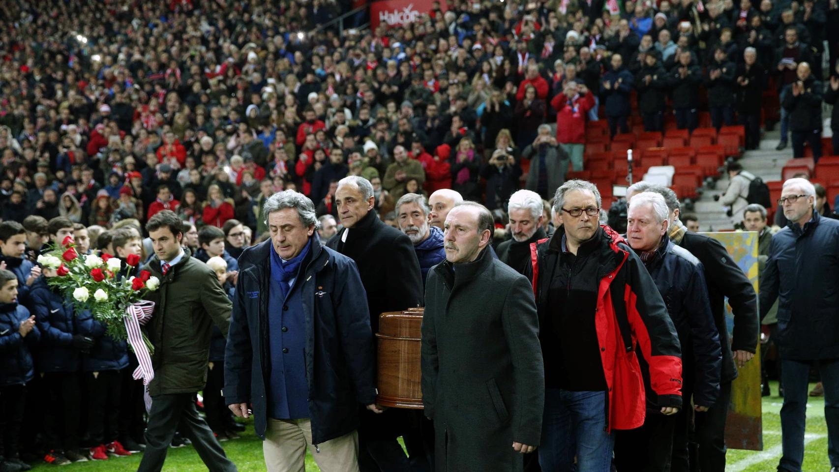 Momento en el que el féretro de 'Quini' entra en el estadio de El Molinón.
