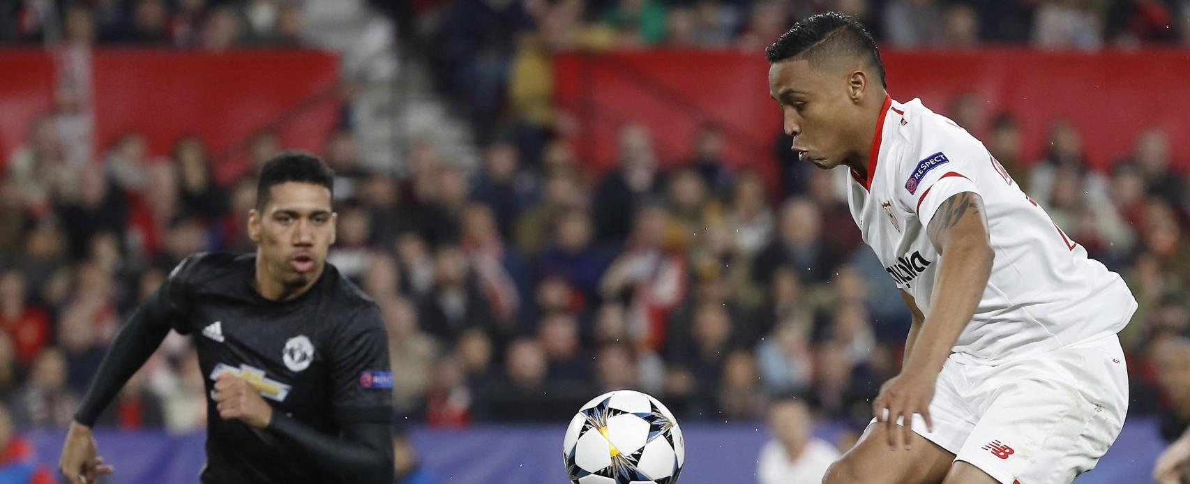 Muriel ante el United.