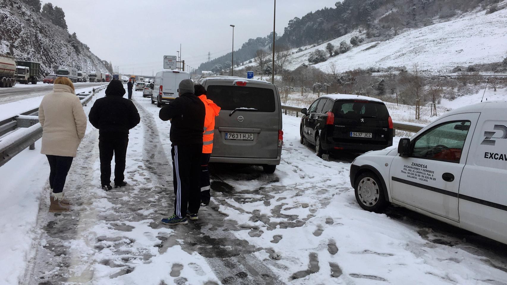 La nieve congestiona la A-8, cortada en Castro, y cierra la A-67 a camiones