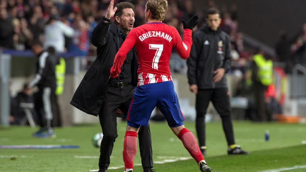 Griezmann celebra uno de sus goles con Simeone.
