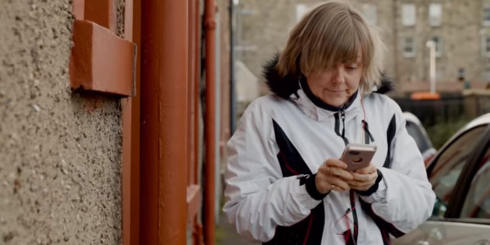 persona ciega usando aplicacion movil microsoft soundscape