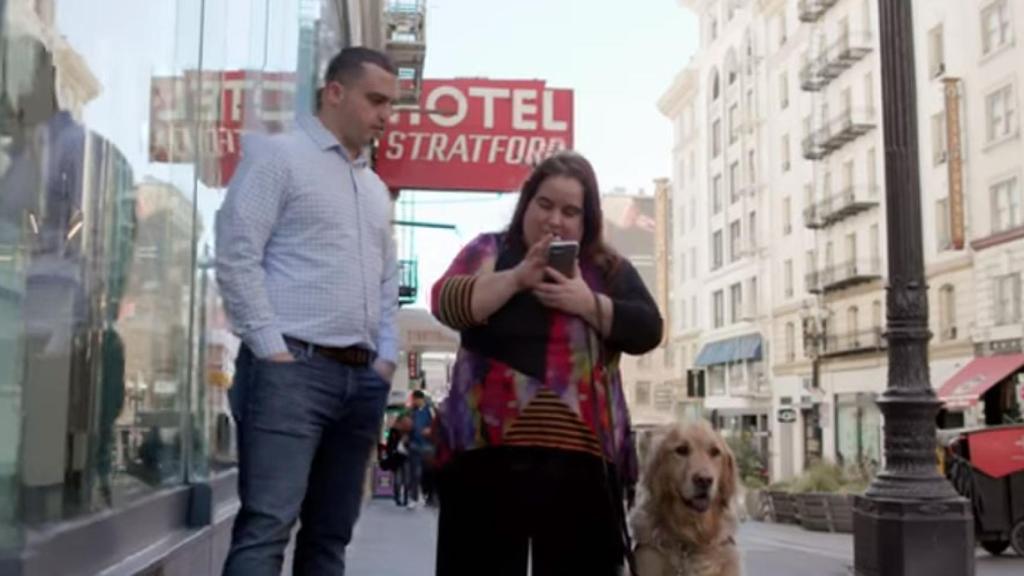 persona ciega usando aplicacion movil microsoft soundscape destacada