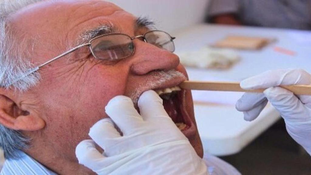 Imagen de archivo de un hombre en una revisión bucodental.