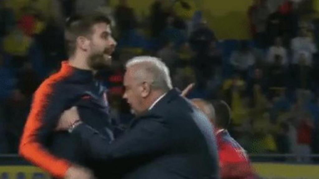Piqué increpa al árbitro